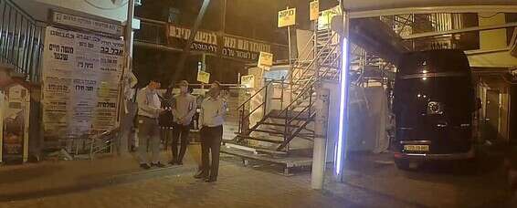 הבכירים מחוץ לביתו של הרב קנייבסקי // צילום: ישראל כהן